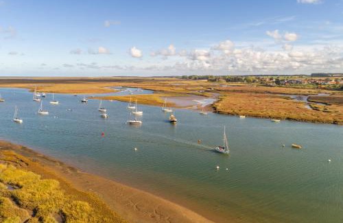 Brancaster Staithe House | Welcoming Brambles: Family and Pet-Friendly Retreat