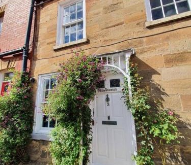 Robin Hood's Bay House | Pet-Friendly Bramblewick Cottage: Rated 9/10 by Guests