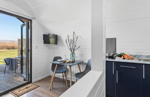 Wells Cabin | Cozy Bramley Apple Tree Glamping with Spa & Hot Tub Access