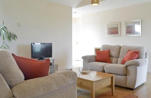 Lympsham House | Family-Friendly Stay at Bramley Cottage - 4-Star Excellence