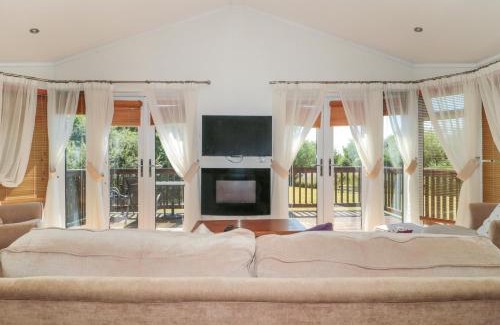 Puxton House | Guest Rated: Bramley Lodge - 5-Star Family-Friendly Retreat