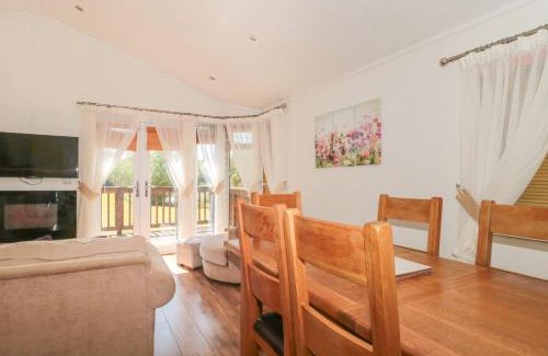 Puxton House | Guest Rated: Bramley Lodge - 5-Star Family-Friendly Retreat