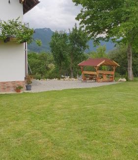 Bran House | Family-Friendly Bran Hill with Hot Tub & 9.7/10 Rating