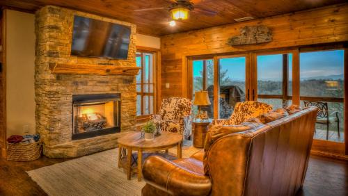 Mineral Bluff House | Relax at Branch Oak Manor with Inviting Hot Tub Amenities