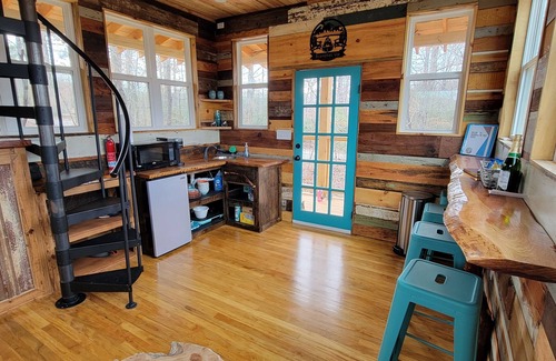 Pickens Cabin | Idyllic Branches Up Tree House Mountain Retreat with Kitchen