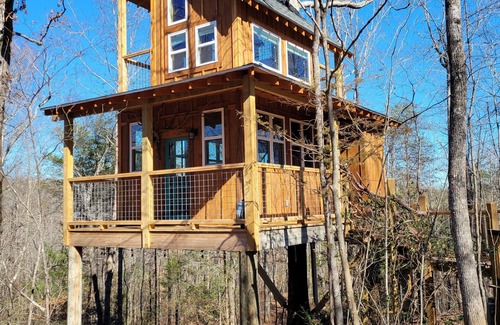 Pickens Cabin | Idyllic Branches Up Tree House Mountain Retreat with Kitchen