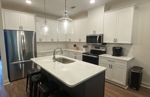 Auburn House | New Hotel Near Stadium with Family-Friendly Amenities