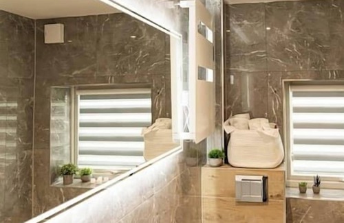 Wroxton Apartment | Modern 2 Bed Apartment with Breakfast & Family Friendly Perks