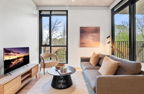 Northcote Apartment | Brand-New 2-Bed with Rooftop Access
