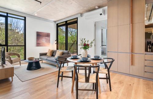 Northcote Apartment | Brand-New 2-Bed with Rooftop Access