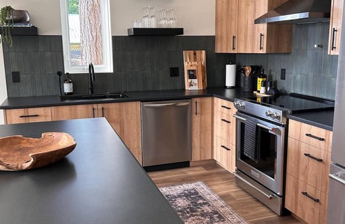 Quathiaski Cove Cabin | Pet-Friendly Oceanside Cabin with Spectacular Ocean Views