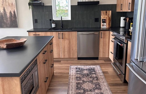 Quathiaski Cove Cabin | Pet-Friendly Oceanside Cabin with Spectacular Ocean Views
