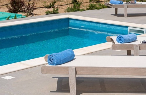 Pesada Villa | New 2-Bedroom Villa with Private Pool and Breakfast