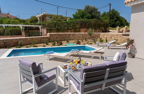Pesada Villa | New 2-Bedroom Villa with Private Pool and Breakfast