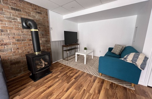 Midhurst Apartment | New 2 Bedroom Getaway with Indoor Fireplace, Near Snow Valley