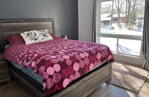 Midhurst Apartment | New 2 Bedroom Getaway with Indoor Fireplace, Near Snow Valley