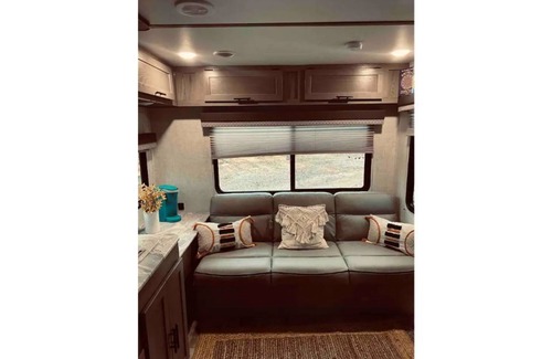 Cedar Creek House | New RV/Camper Near COTA & Tesla - Rated 9/10, Pet-Friendly