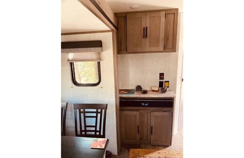 Cedar Creek House | New RV/Camper Near COTA & Tesla - Rated 9/10, Pet-Friendly