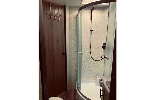 Cedar Creek House | New RV/Camper Near COTA & Tesla - Rated 9/10, Pet-Friendly