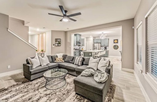 Southbelt/Ellington House | Modern Escape with King Bed & Breakfast Near NASA