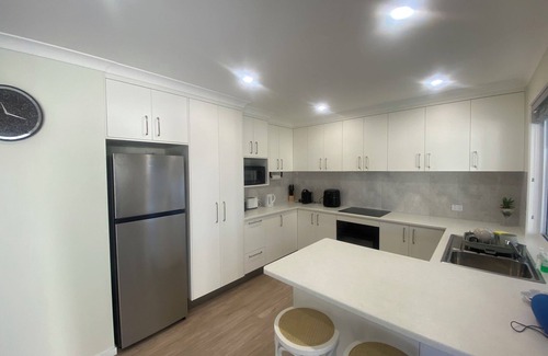 Scarness House | Brand New 2BR Coastal Home w/Outdoor Entertaining – 350m to Beach, Pier & cafes