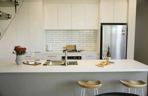 Wendouree House | New 3-Bedroom Townhouse Steps from the Lake