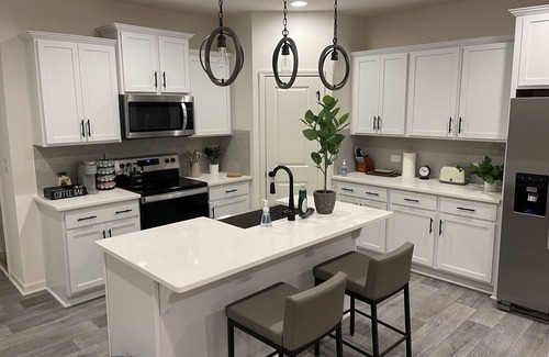 Harwood Lane House | New 3 Bedroom Retreat with King Bed Near White Water