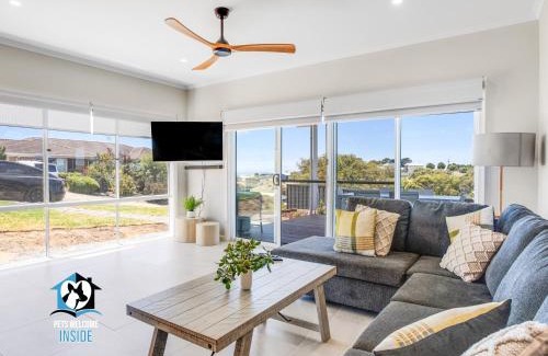 Encounter Bay House | New 3 Bed, 2 Bath Retreat with Ocean Views & Family-Friendly