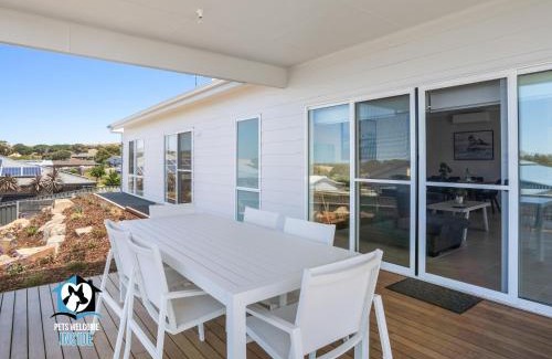 Encounter Bay House | New 3 Bed, 2 Bath Retreat with Ocean Views & Family-Friendly
