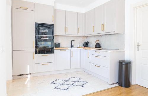 Cacilhas Apartment | Family-Friendly 3-Bedroom Apartment with Sunny Patio