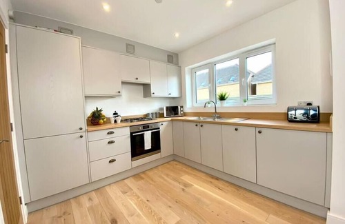 Poole House | New 3-Bedroom Home with Garden, Parking & Free WiFi