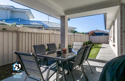Encounter Bay House | New 3BR Retreat Steps from Sea and Lake, Pet-Friendly Stay