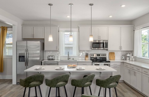 Downtown House | Modern 4-Bed Retreat with Ocean View & Breakfast Included