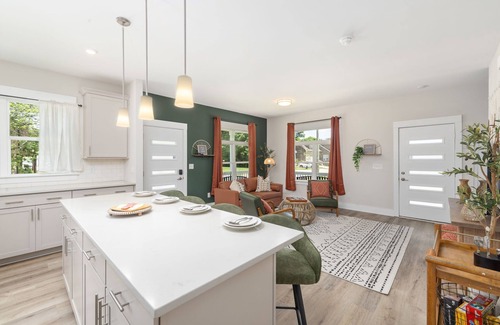 Downtown House | Modern 4-Bed Retreat with Ocean View & Breakfast Included