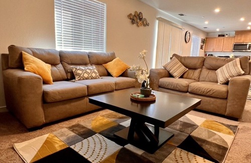Chowchilla House | New 5 Bedroom Home Near Yosemite with Family-Friendly Amenities