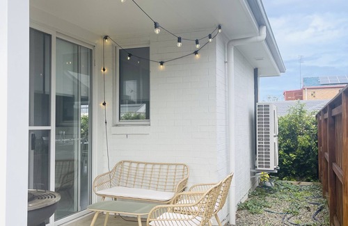 Redhead House | New 5-Star Home Steps from RedHead Beach with Breakfast