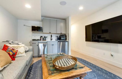 Sloan Lake House | New 2-Room Apartment by the Park with Downtown Access