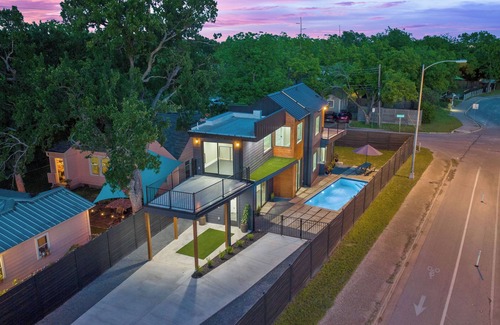 Cherrywood House | Relaxing Dancy Fancy: Downtown Austin Home with Pool