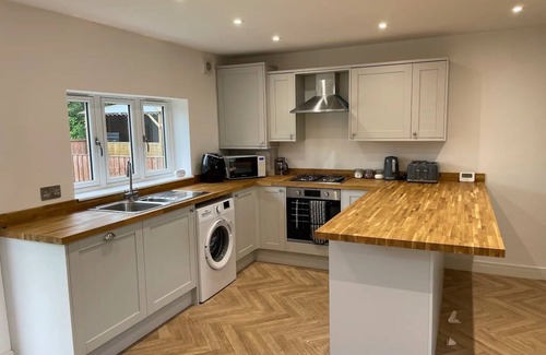 King's Bromley House | New Barn Conversion Retreat with Hot Tub & Pet Friendly