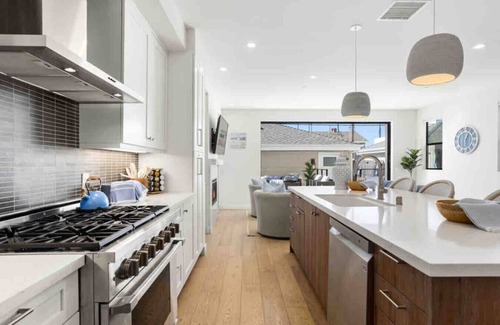 Townsite House | Brand New Beach House Steps to Beach, Restaurants