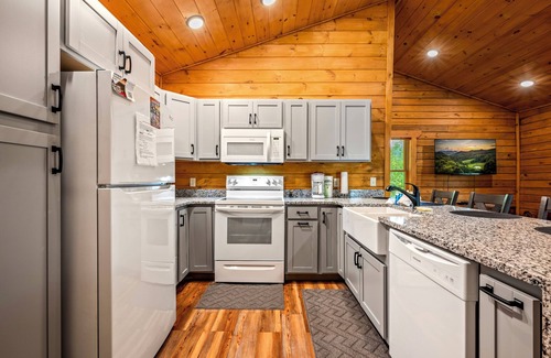 Gatlinburg Cabin | Brand New! Book NOW and receive tickets to Dollywood, Anakeesta and many more