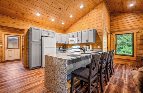 Gatlinburg Cabin | Brand New! Book NOW and receive tickets to Dollywood, Anakeesta and many more