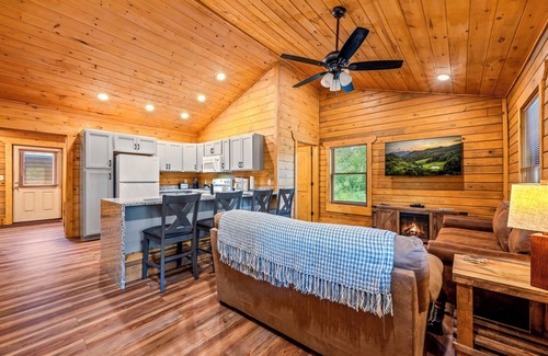 Gatlinburg Cabin | Brand New! Book NOW and receive tickets to Dollywood, Anakeesta and many more