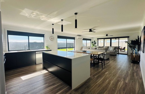 Waterhouse House | Brand new build in town, aircon & wifi