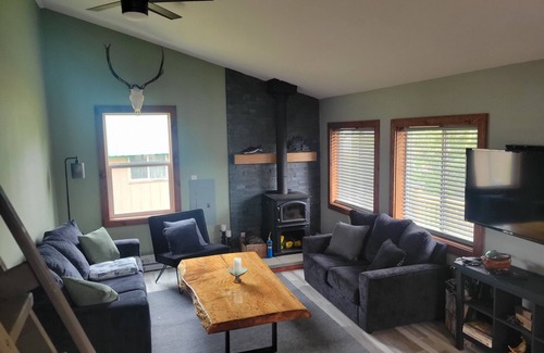 Tokeland House | Seaside Cabin Retreat with Ocean Views & Family-Friendly Fun
