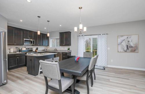 Morrow House | Newly Built Retreat in Scenic HOA Community