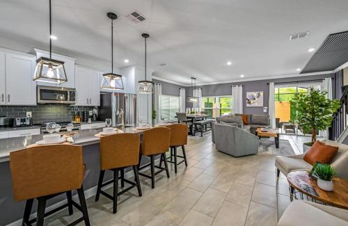 Kissimmee House | New Pond View Vacation Home with Pool - Guest Rated 10/10
