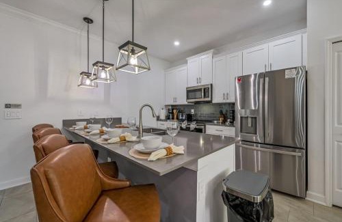 Kissimmee House | New Pond View Vacation Home with Pool - Guest Rated 10/10