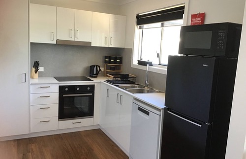 Muswellbrook House | Newly Designed Cozy Hotel with Ocean View & Family Amenities