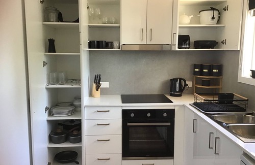 Muswellbrook House | Newly Designed Cozy Hotel with Ocean View & Family Amenities